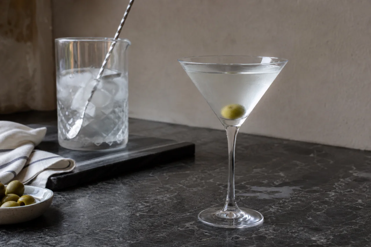 Redaktionell bild av dry martini