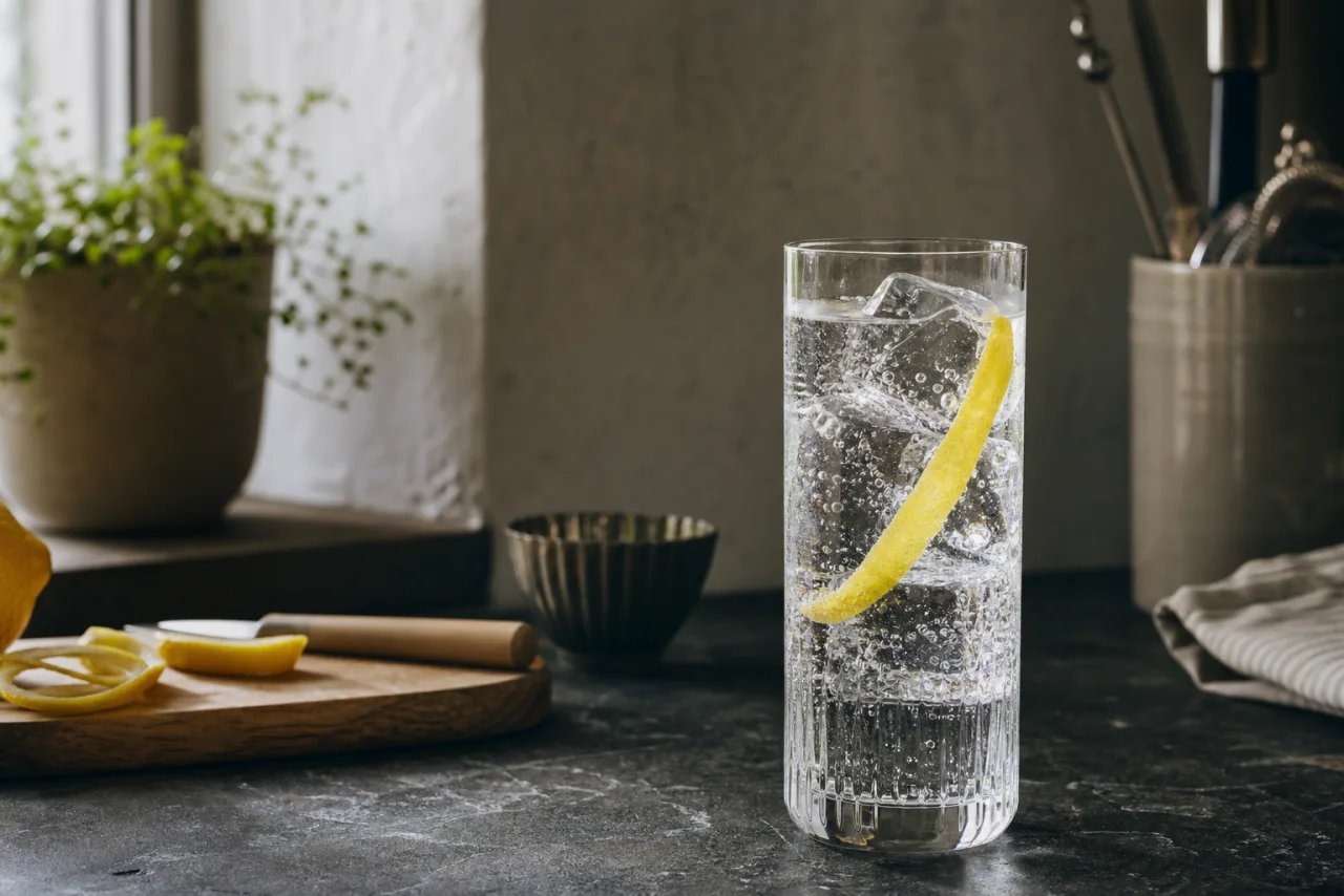 Redaktionell bild av gin och tonic